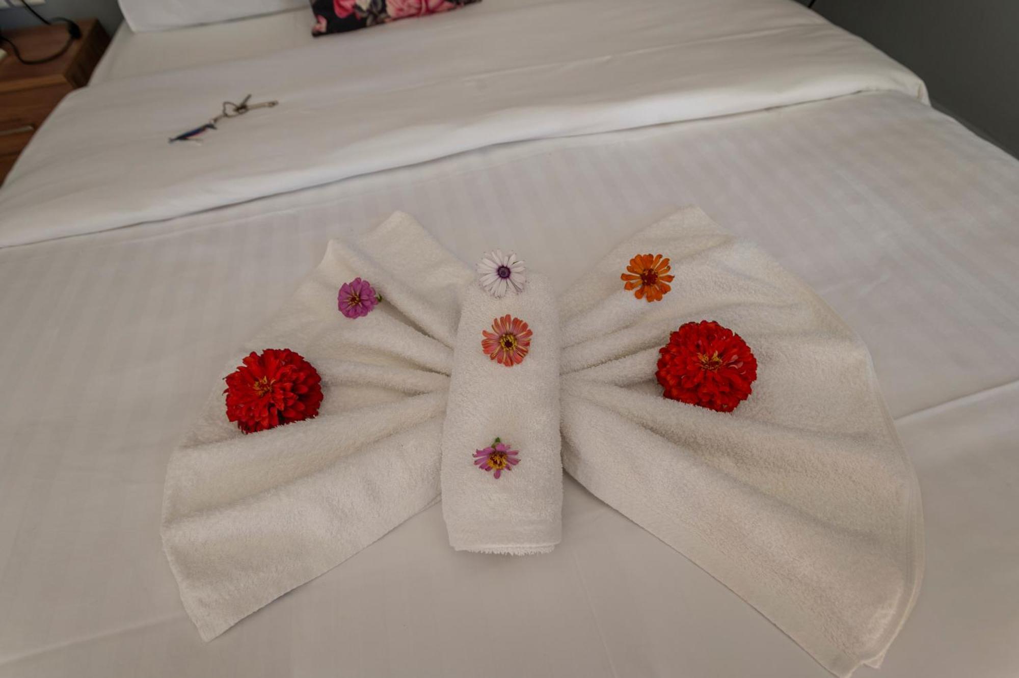 La Vatura Hotel Gialova Ngoại thất bức ảnh