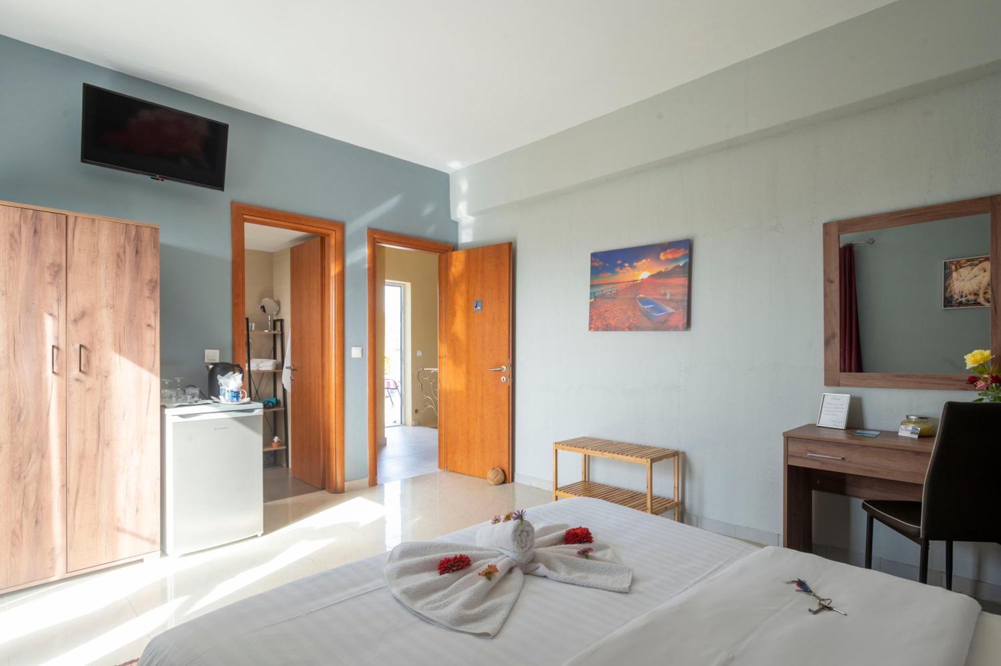 La Vatura Hotel Gialova Ngoại thất bức ảnh